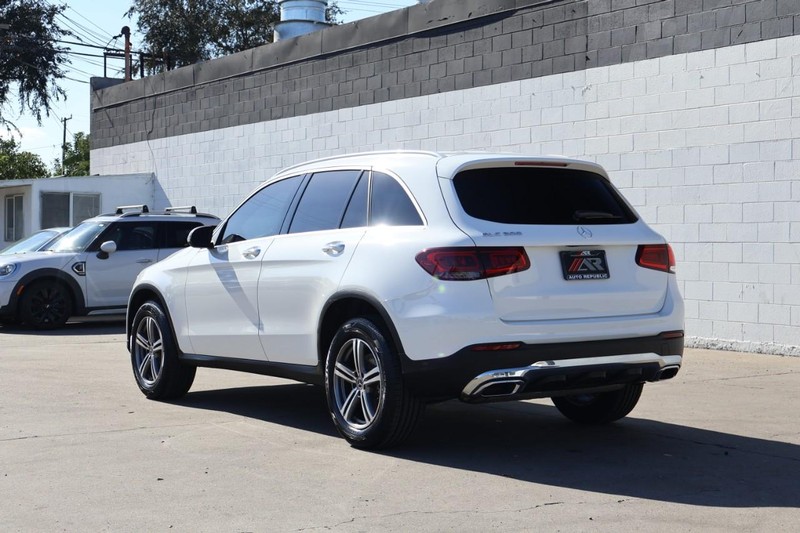 Mercedes-Benz GLC 300 Vehicle Full-screen Gallery Image 11