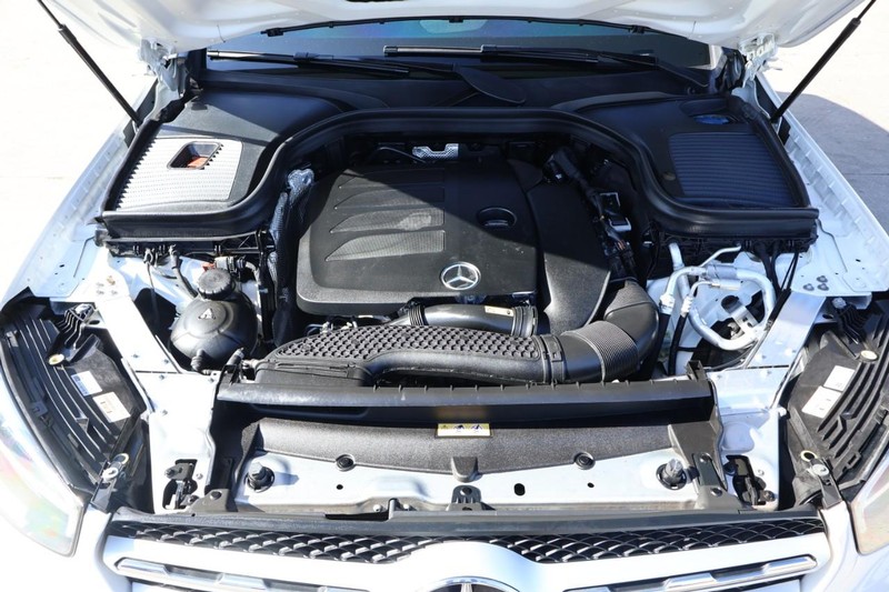 Mercedes-Benz GLC 300 Vehicle Full-screen Gallery Image 14