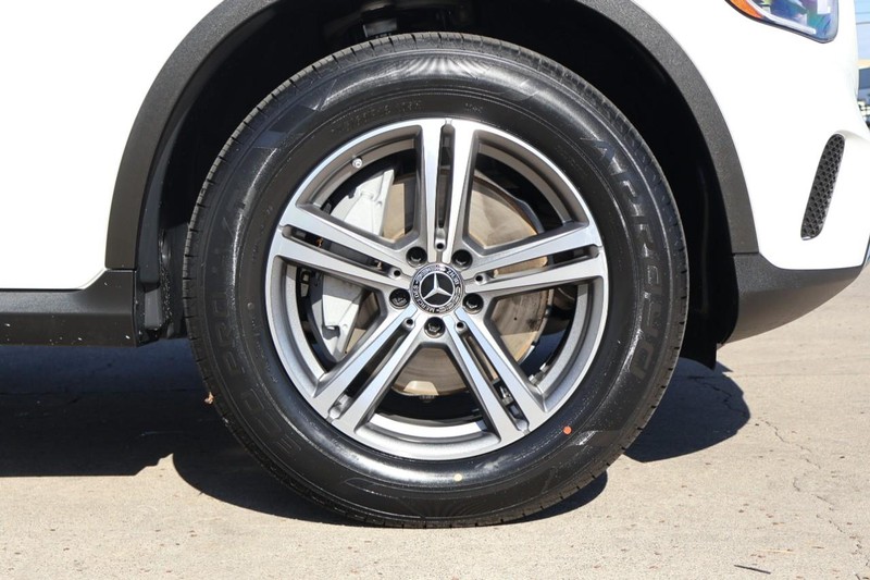 Mercedes-Benz GLC 300 Vehicle Full-screen Gallery Image 15