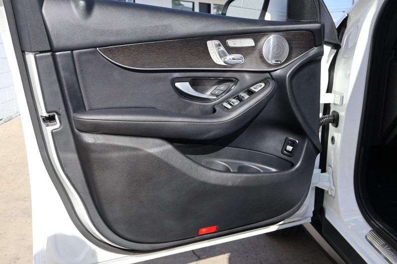 Mercedes-Benz GLC 300 Vehicle Full-screen Gallery Image 16