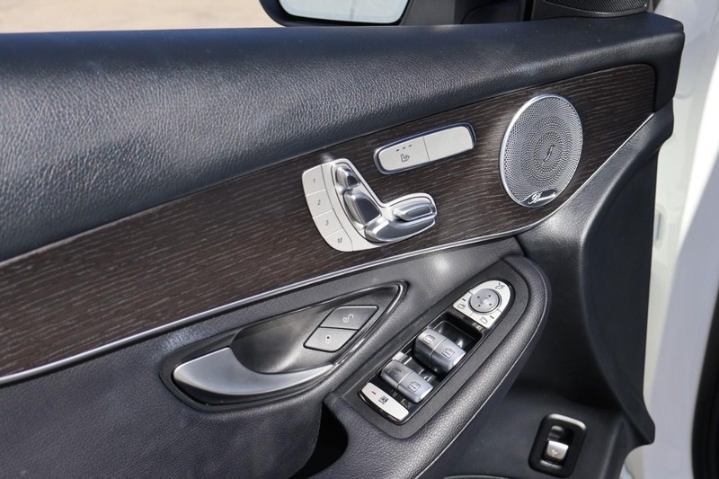 Mercedes-Benz GLC 300 Vehicle Full-screen Gallery Image 17