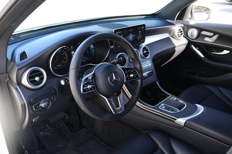 Mercedes-Benz GLC 300 Vehicle Full-screen Gallery Image 18