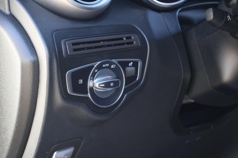 Mercedes-Benz GLC 300 Vehicle Full-screen Gallery Image 19