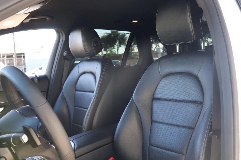 Mercedes-Benz GLC 300 Vehicle Full-screen Gallery Image 20