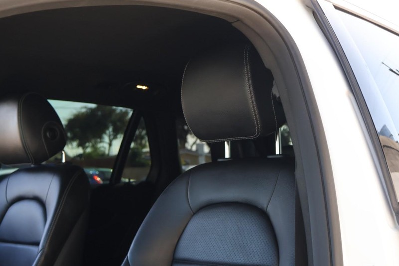 Mercedes-Benz GLC 300 Vehicle Full-screen Gallery Image 21