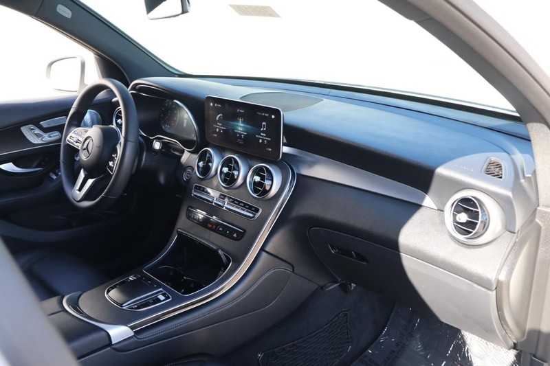 Mercedes-Benz GLC 300 Vehicle Full-screen Gallery Image 22