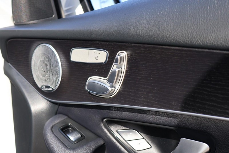 Mercedes-Benz GLC 300 Vehicle Full-screen Gallery Image 23