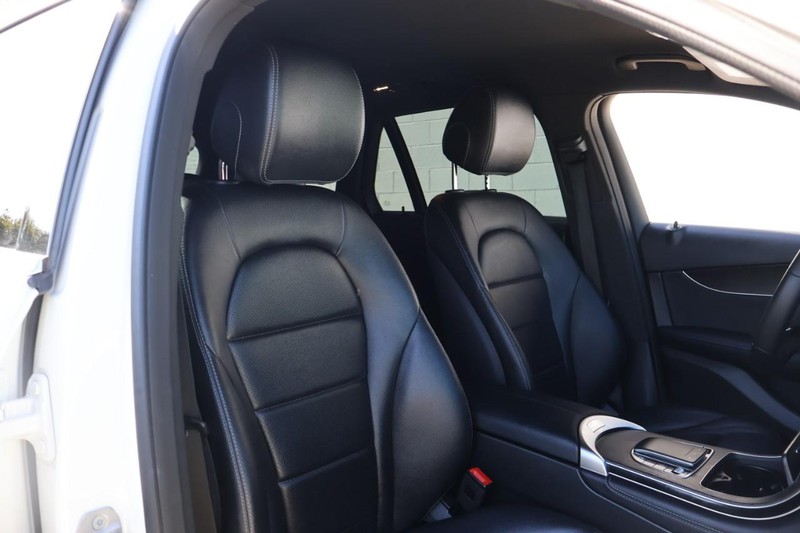 Mercedes-Benz GLC 300 Vehicle Full-screen Gallery Image 24