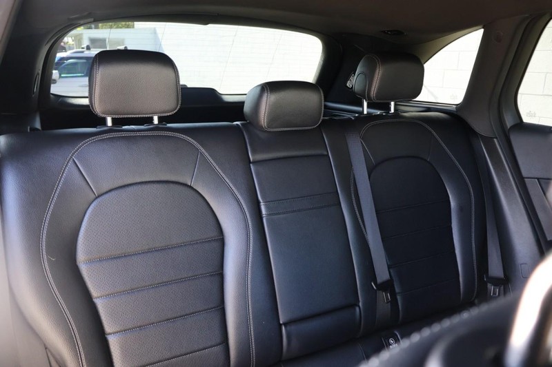 Mercedes-Benz GLC 300 Vehicle Full-screen Gallery Image 25