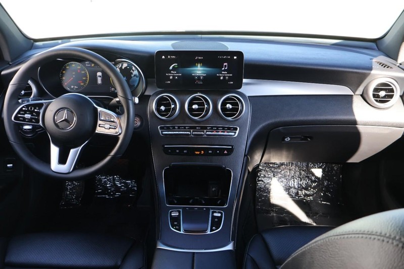 Mercedes-Benz GLC 300 Vehicle Full-screen Gallery Image 26