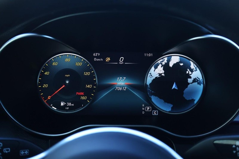 Mercedes-Benz GLC 300 Vehicle Full-screen Gallery Image 27