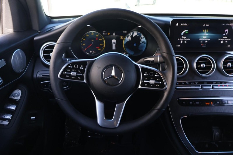 Mercedes-Benz GLC 300 Vehicle Full-screen Gallery Image 28