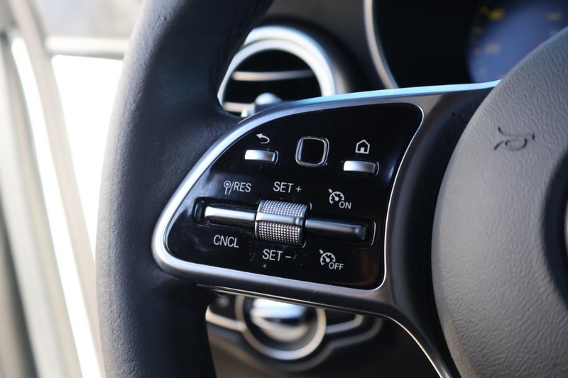 Mercedes-Benz GLC 300 Vehicle Full-screen Gallery Image 29