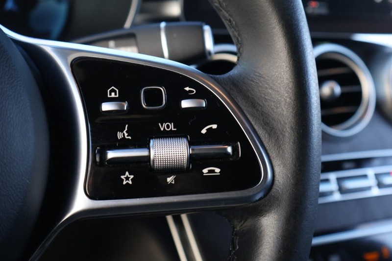 Mercedes-Benz GLC 300 Vehicle Full-screen Gallery Image 30