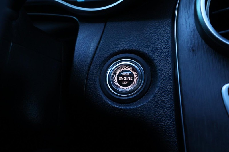 Mercedes-Benz GLC 300 Vehicle Full-screen Gallery Image 31