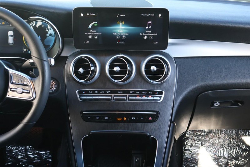 Mercedes-Benz GLC 300 Vehicle Full-screen Gallery Image 32