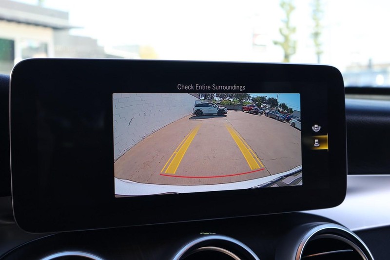 Mercedes-Benz GLC 300 Vehicle Full-screen Gallery Image 34