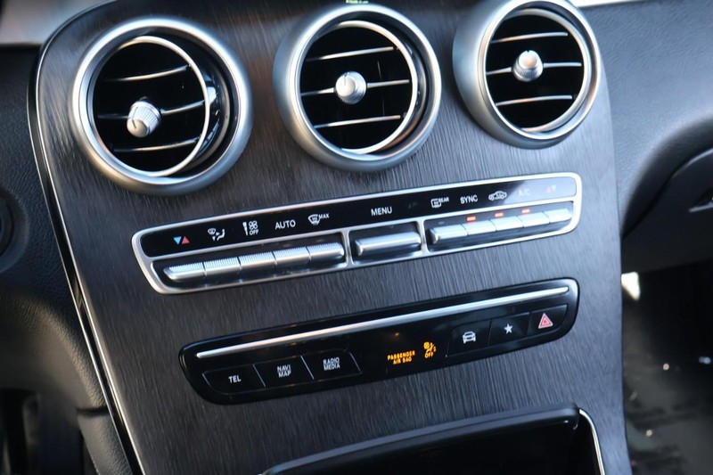 Mercedes-Benz GLC 300 Vehicle Full-screen Gallery Image 35