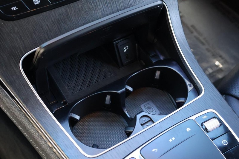 Mercedes-Benz GLC 300 Vehicle Full-screen Gallery Image 36