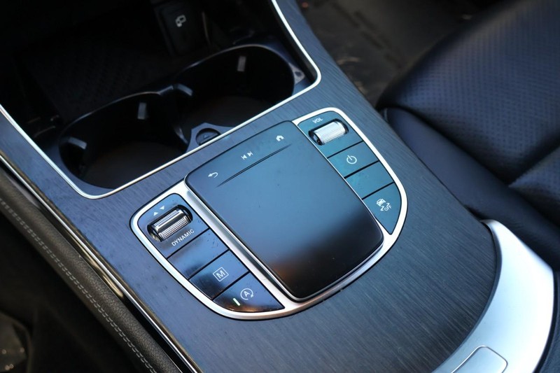 Mercedes-Benz GLC 300 Vehicle Full-screen Gallery Image 37