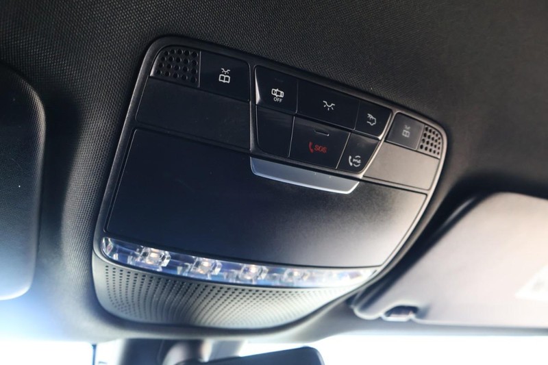 Mercedes-Benz GLC 300 Vehicle Full-screen Gallery Image 38