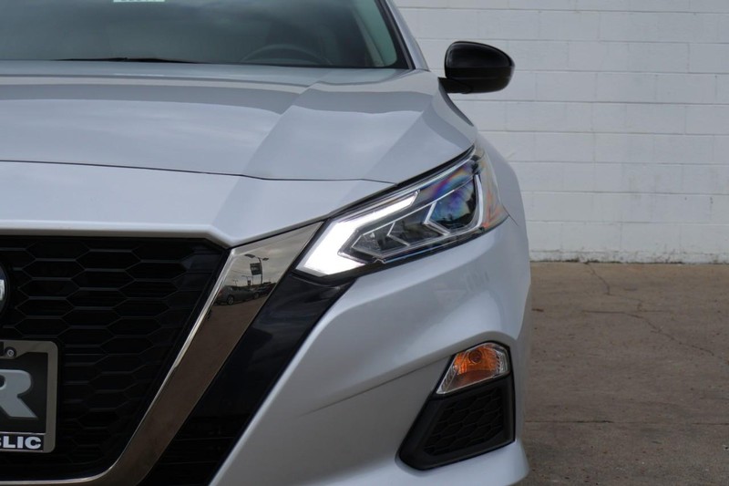 Nissan Altima Vehicle Full-screen Gallery Image 03