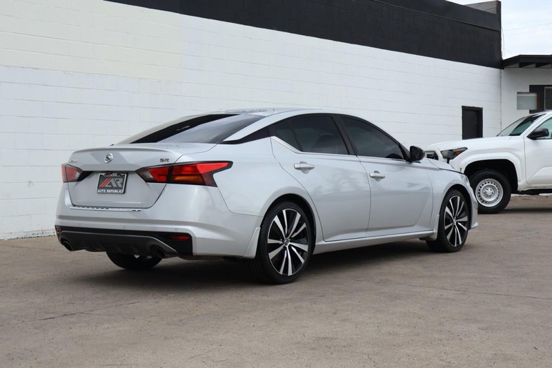 Nissan Altima Vehicle Full-screen Gallery Image 05