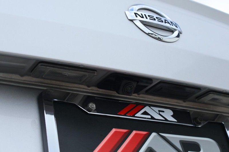 Nissan Altima Vehicle Full-screen Gallery Image 09