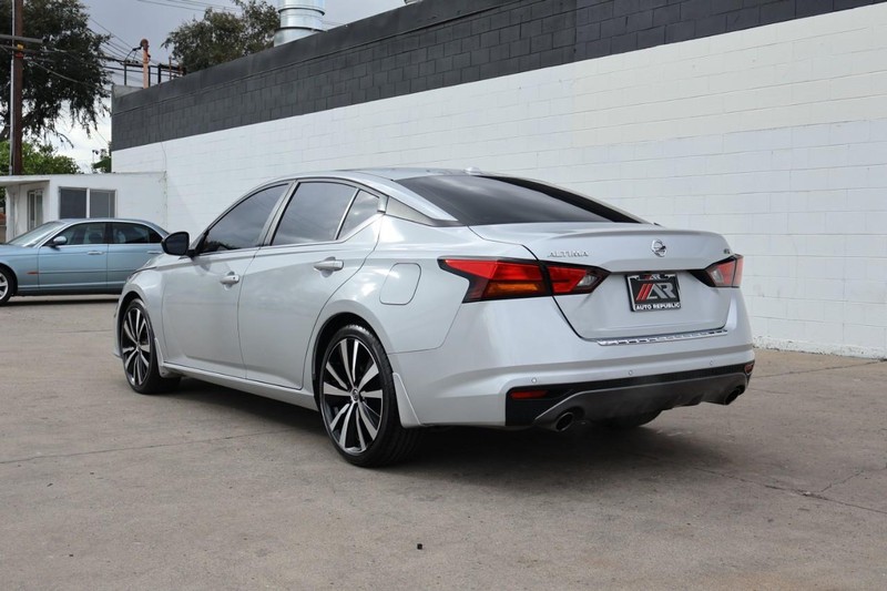 Nissan Altima Vehicle Full-screen Gallery Image 10