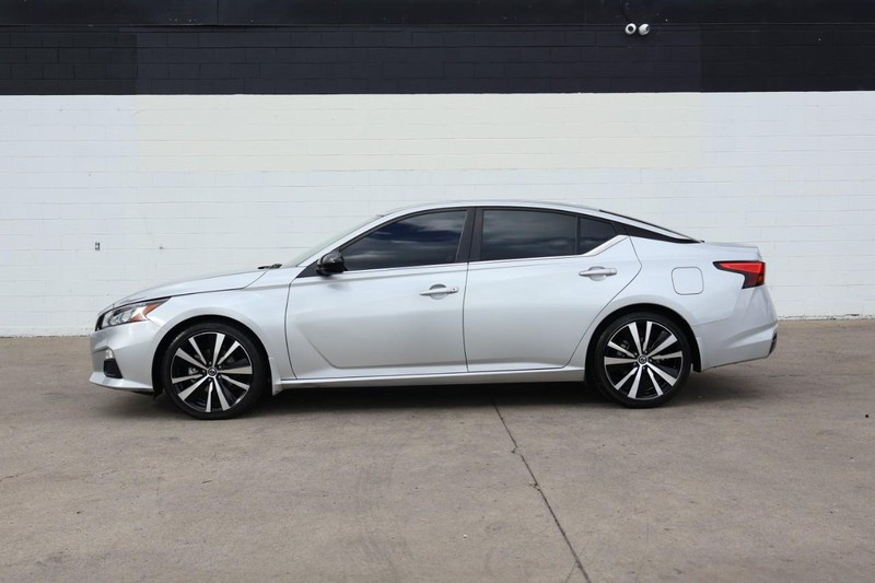 Nissan Altima Vehicle Full-screen Gallery Image 11
