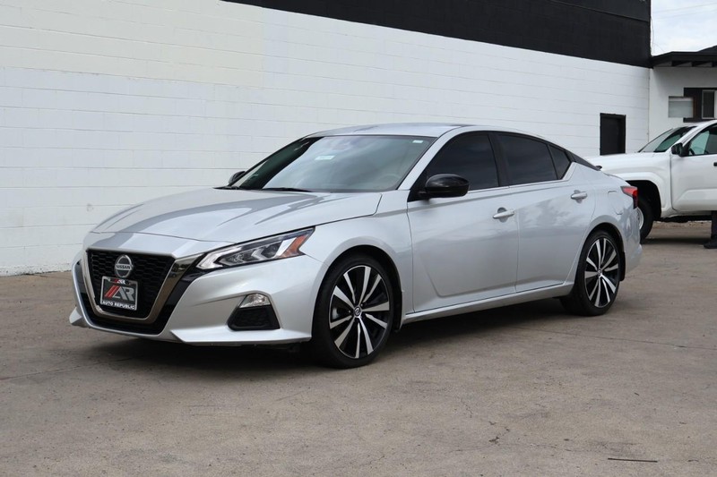 Nissan Altima Vehicle Full-screen Gallery Image 12