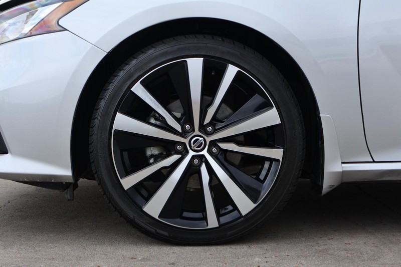 Nissan Altima Vehicle Full-screen Gallery Image 14