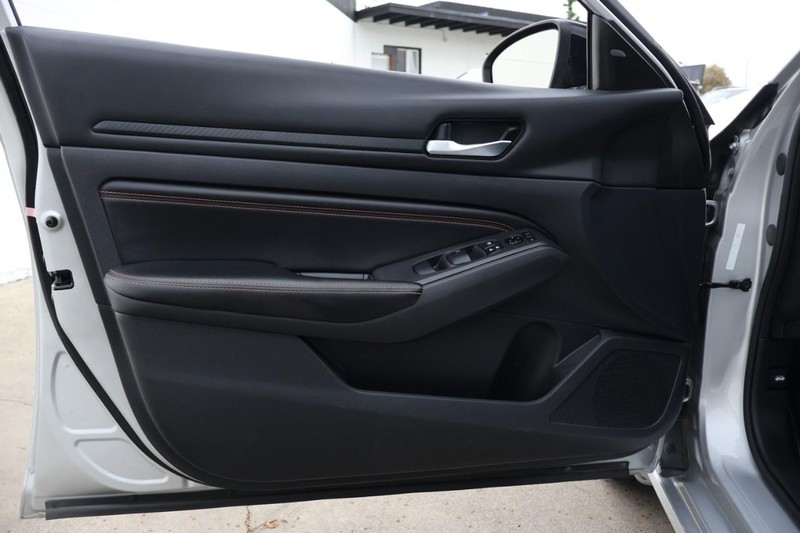 Nissan Altima Vehicle Full-screen Gallery Image 15