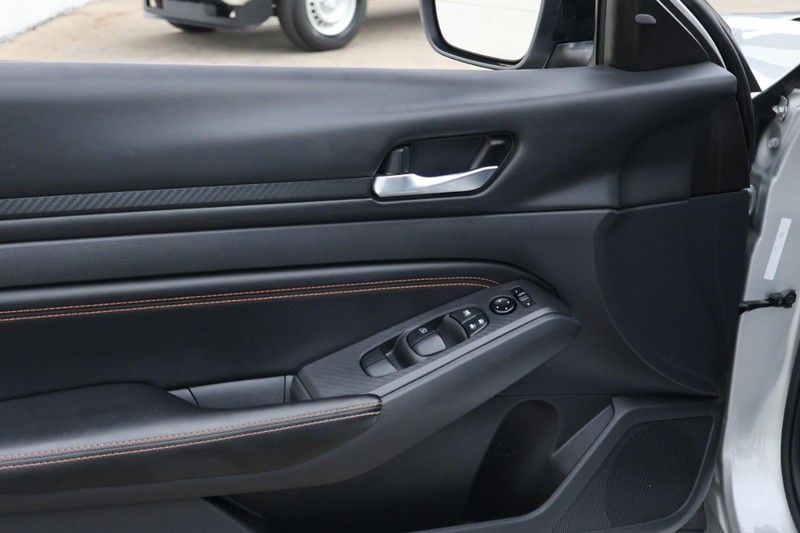 Nissan Altima Vehicle Full-screen Gallery Image 16