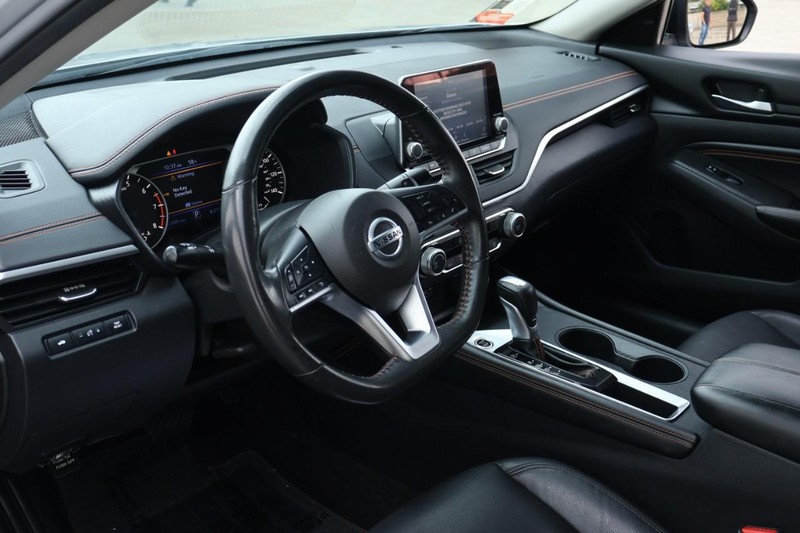 Nissan Altima Vehicle Full-screen Gallery Image 17