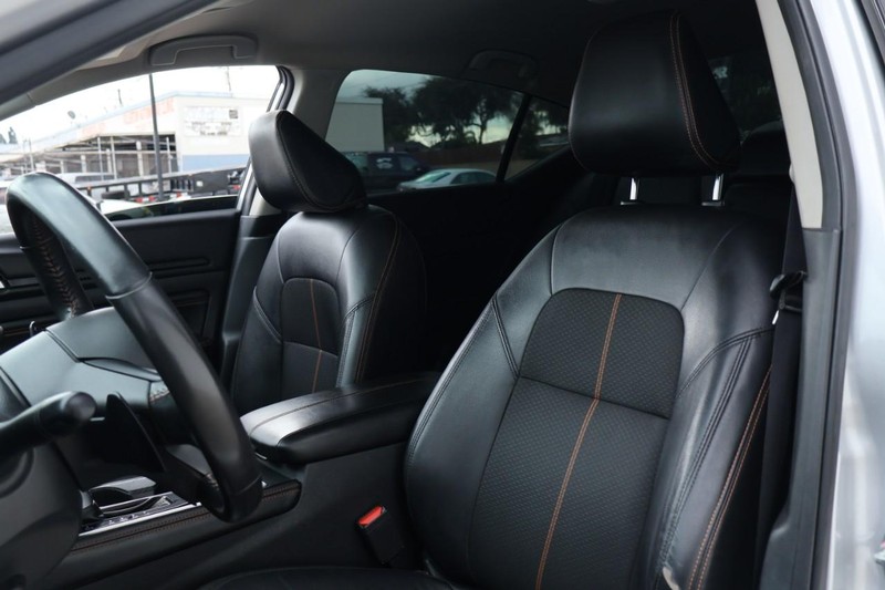 Nissan Altima Vehicle Full-screen Gallery Image 20