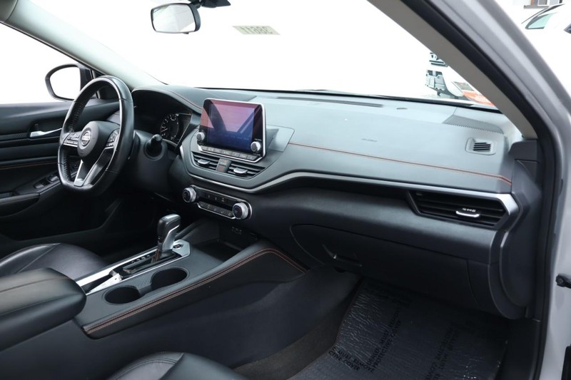 Nissan Altima Vehicle Full-screen Gallery Image 22