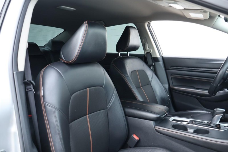 Nissan Altima Vehicle Full-screen Gallery Image 23