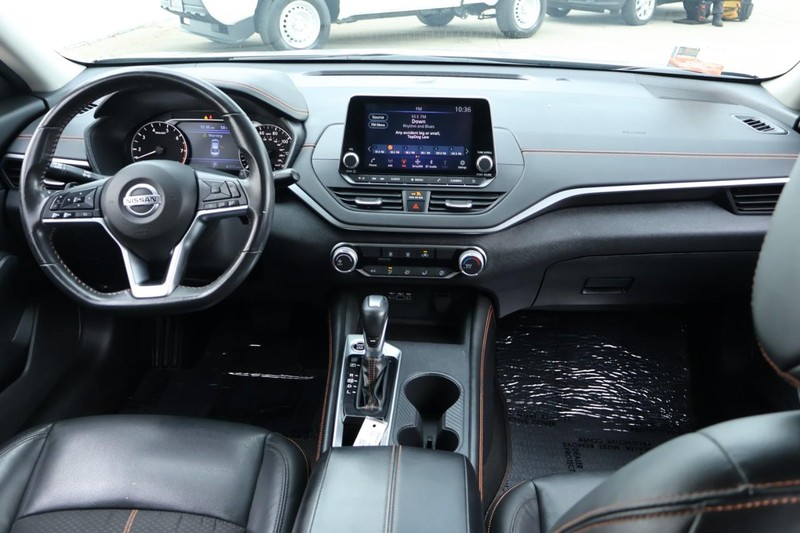 Nissan Altima Vehicle Full-screen Gallery Image 25