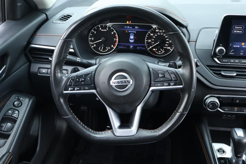 Nissan Altima Vehicle Full-screen Gallery Image 27