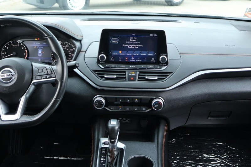 Nissan Altima Vehicle Full-screen Gallery Image 30