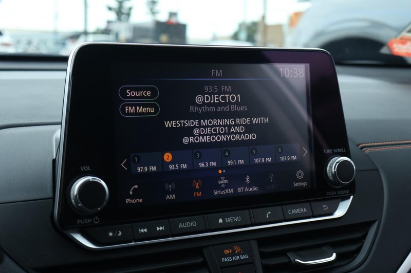 Nissan Altima Vehicle Full-screen Gallery Image 31