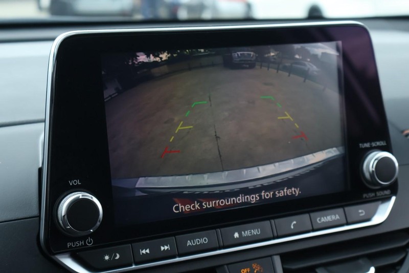 Nissan Altima Vehicle Full-screen Gallery Image 32