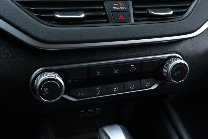 Nissan Altima Vehicle Full-screen Gallery Image 33