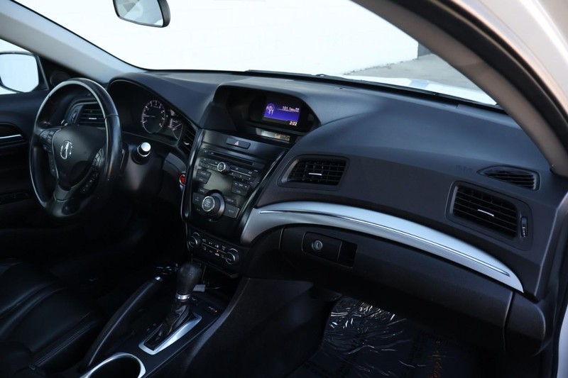 Acura ILX Vehicle Full-screen Gallery Image 20