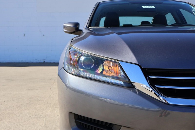 Honda Accord Sedan Vehicle Full-screen Gallery Image 03