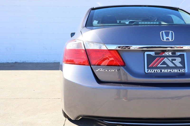 Honda Accord Sedan Vehicle Full-screen Gallery Image 07