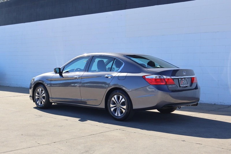 Honda Accord Sedan Vehicle Full-screen Gallery Image 10