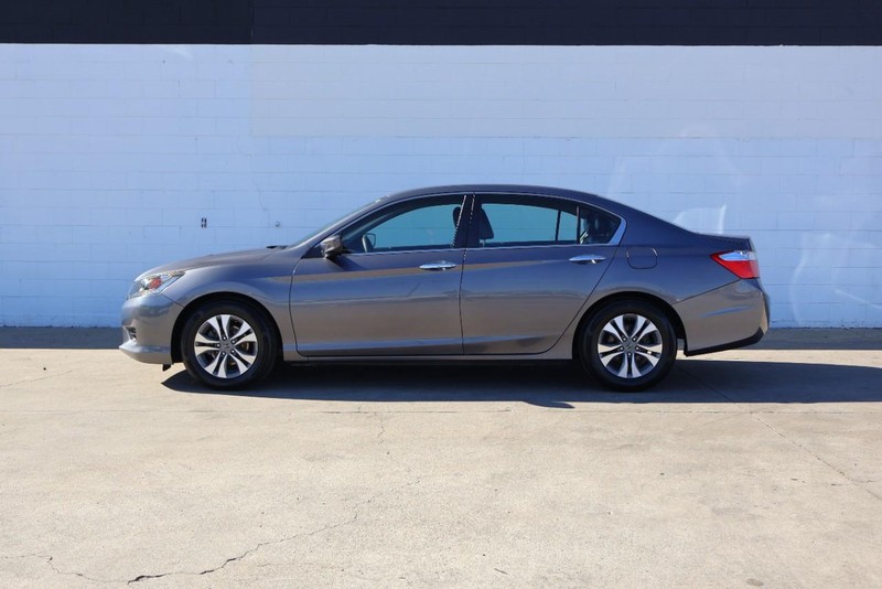 Honda Accord Sedan Vehicle Full-screen Gallery Image 11
