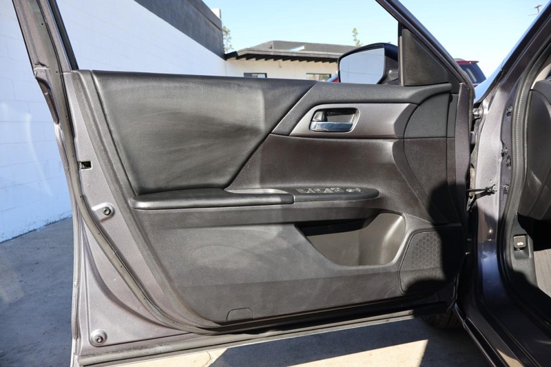 Honda Accord Sedan Vehicle Full-screen Gallery Image 15